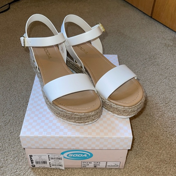 Soda Clips Flatform Sandal - Picture 2 of 8